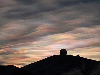 Nuvens nacaradas sobre a Estação McMurdo, na Antártida. Nuvens nacaradas são nuvens na estratosfera polar de inverno em altitudes de 15 mil a 25 mil metros. Elas são melhor observadas durante o crepúsculo civil, quando o Sol está entre 1 e 6 graus abaixo do horizonte, bem como no inverno e em latitudes mais ao norte. Um tipo principal dessas nuvens é composto principalmente de gotículas super-resfriadas de água e ácido nítrico e está implicado na formação de buracos na camada de ozônio. O outro tipo principal consiste apenas em cristais de gelo que não são prejudiciais. (definição 3 648 × 2 736)