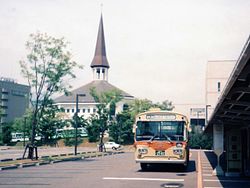 青山学院大学に停車中の厚36 (あ24)