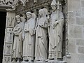 Les grandes statues du piédroit de droite du portail de la Vierge représentent saint Jean-Baptiste, saint Étienne, sainte Geneviève et le pape Sylvestre[117].