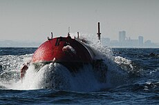 Proue du Pelamis jaillissant des vagues à la ferme à vagues d'Aguçadoura