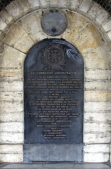 Plaque apposée dans la crypte rappelant la décision de la Commission administrative.