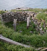 Vestiges d'une habitation avec des fondations en pierre, site de Naukan (2001).