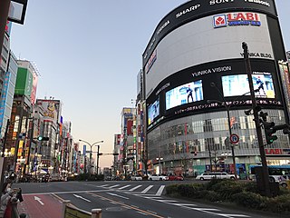 Yasukuni-dōri Shinjukun asemalta itään. Vasemmalla Kabukichō, oikealla Shinjukun kaupunginosa