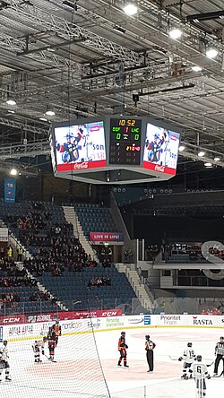 Interiör med mediekub under ishockeymatch