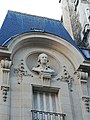 Statue de Lavoisier au no 19. Façade arrière du collège-lycée Lavoisier.