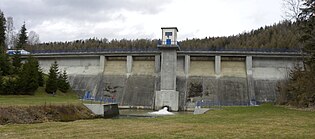 Blick zur Staumauer