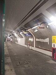 Plataforma da estação em direção a Mairie d'Issy, no curso de renovação após sua descaroçagem, no final de julho de 2018.