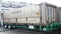 鉄道輸送用、セミウイング仕様の31ft型汎用コンテナ。 SONYと東芝製品の共同輸送で使われていた。 （大阪府／大阪(タ)にて、2004年3月20日撮影。）