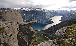 Utsikt över Trolltunga och Ringedalsvatnet. I bakgrunden Norges tredje största glaciär, Folgefonna.