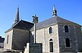 Vue générale depuis le sud-est et la croix de l'ancien cimetière.