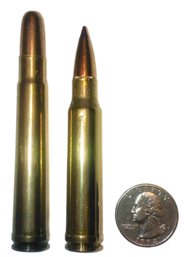 Слева патрон .375 H&H Magnum, справа .338 Winchester Magnum, 25-ти центовая монета для масштаба