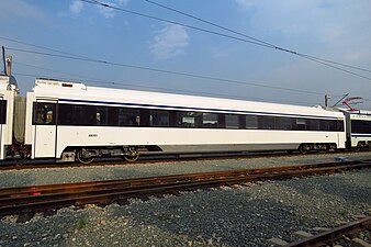 中車唐山生產的4001車組，採用頂置藍線塗裝，圖片右側為中車株機生產的動力車，採用與左側不同的塗裝設計