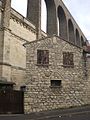 L'aqueduc et une vieille maison, vus depuis la rue de la Citadelle, limite entre Arcueil et Cachan.