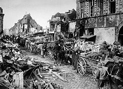 Wagons de transport australiens dans une rue en ruines, avril 1917 Australian War Memorial.