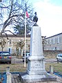 Le monument aux morts sur la place derrière la mairie (fév. 2010).