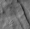 Cratera em pedestal em Biblis Patera, vista pela HiRISE.