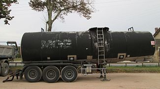 Citerne à bitume calorifugée (à 67 °C) (France).