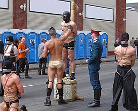 Проявление бондажа на Folsom Street Fair 2003