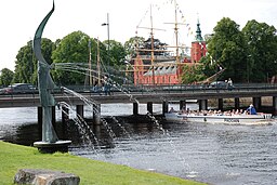 Halmstads slott och Slottsbron, med Walter Bengtssons Laxarna går uppströms i förgrunden, 2008