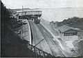1889年（明治22年）左右，八山橋所見的品川站與海。天橋建於1882年（明治15年）[1]。