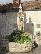 Ancienne fontaine, rue des Roches.