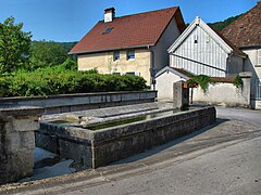 Le lavoir-abreuvoir rue du Pontot.