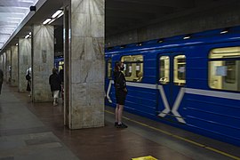 Uso de mascarillas en el metro de Nizhni Nóvgorod. Estación de metro Proletarskaya.