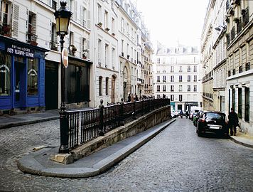 Vue vers l'ouest, avec les deux niveaux de la rue.