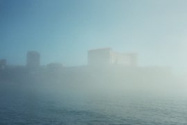 Le palais du Pharo coincé dans un brouillard estival.