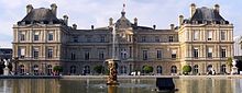 Photographie actuelle de la façade avant du palais du Luxembourg, depuis la fontaine.