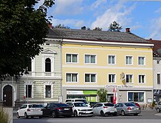 Haus Hauptplatz Nr. 5 (= linke Haushälfte): Ehemaliges Athmstettisches Freihaus. Nun Geschäftshaus