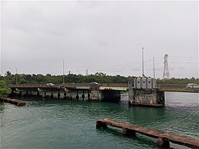 Le pont de la Gabarre franchissant la Rivière Salée