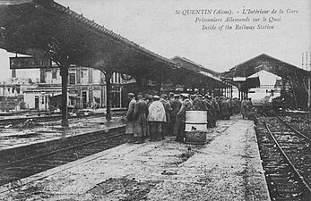 Prisonniers de guerre allemands en gare de Saint-Quentin en 1918