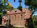 Dorfkirche und Kriegerdenkmal vor der Südseite