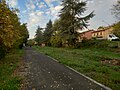 Vista del marciapiede e dell'ex sede ferroviaria disarmata, ora pista ciclopedonale