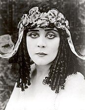 Theda Bara som Kleopatra VII av Egypten, i filmen Cleopatra (1917).