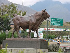 Statue of a bull in Las Delicias avenue
