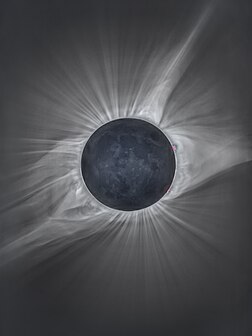 Eclipse solar de 21 de agosto de 2017, visto fora de Crowheart (Wyoming), Estados Unidos. A fotografia usa escalonamento de exposição (bracketing) para mostrar tanto a coroa solar como as características da superfície da Lua nova iluminada pelo brilho da Terra. Algumas proeminências solares são visíveis ao redor do limbo lunar (definição 4 236 × 5 648)