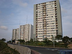 Les tours « Tritons » au nord du quartier des Hauts de Massanne. Construites en 1968, elles étaient 5 au départ. Les tours Cambacerès, Monge, Cambon Condorcet et Alembert ont été démolies.