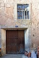 Detalle de entrada y ventana-balcón en la fachada de una casa de Tormón (Teruel), muestra de arquitectura vernácula (2017).