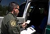 איש משמר הגבול האמריקאי (CBP) מקריא את אזהרת מירנדה לאזרח מקסיקני החשוד בהברחת סמים