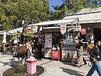 元安橋東詰の河川緑地にあるカフェ