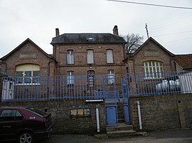 The town hall and school in Cahon