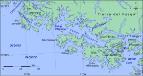 L'île Cook ou île London située au nord-est de l'île Londonderry ne doit pas être confondue avec l'île London située au sud ouest de la péninsule de Brecknock (à gauche).