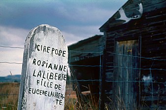 Cimetière de Béarn, 1978. Une tombe toute simple, une atmosphère (de film) western!