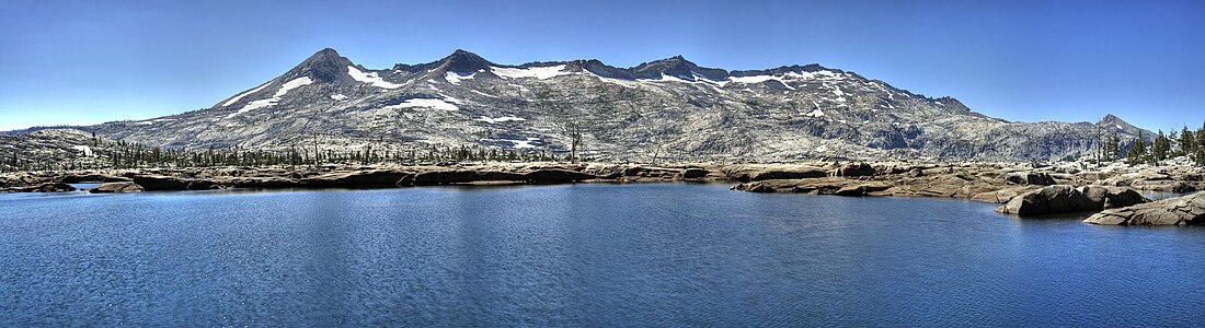 O Crystal Range, visto do Vale da Desolação, perto do Lago Aloha