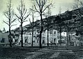 La place Patenier semble avoir gardé sa quiétude avec ses arbres et ses deux bancs publics qui tranchent avec ses abords immédiats. Toutes les habitations ont été dévastées.