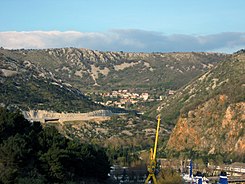 Pogled na Dragu s ulaza u Rijeku iznad brodogradilišta "Viktor Lenac". S Draškom se dolinom spaja Draški potok koji je u karbonatnim stijenama oblikovao kanjonsku dolinu gotovo vertikalnih strana.