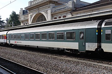 Une voiture CFF B 50 85 21- sur la voie 1 en 2011.