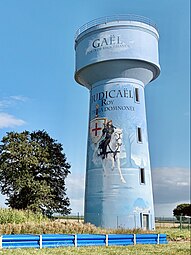 Le château d’eau de Gaël (Ille-et-Vilaine) avec une fresque du roi et saint Judicaël, réalisé par Frédéric Gracia.